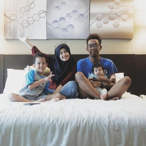 Beberapa waktu yang lalu kita sekeluarga staycation di @bwpthehive ❤ Hotel ini cocok banget buat staycation. Nyaman, cozy, lokasinya strategis, dan kita nggak perlu keluar gedung untuk cari makanan karena di lantai dasar banyak banget makanannya..Terus ada apa lagi di Best Western Premiere The Hive? Baca selengkapnya di blog aku ya! Linknya ada di bio atau bisa langsung ke www.akpertiwi.com 😚.#vsco #clozetteid #lifestyleblogger #familytime #staycation #familystaycation