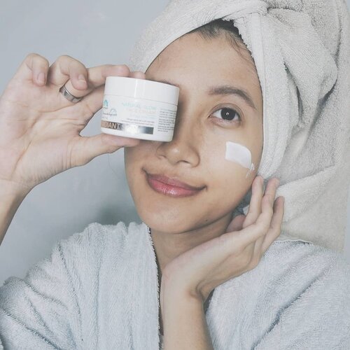 Sekarang aku lagi ikut challenge hari ke 15 dari @estetiderma, night skincare routine 🌜Jadi kalau malem habis mandi aku nggak lupa double cleansing terus lanjut pake toner, Skin Brightening Vitamin C Serum, Natural Glow Face Cream, plus Eye Contour Cream. Pake moisturizer yang cucok itu penting banget lho supaya kulit tetep lembab!Natural Glow Face Cream ini moisturizer yang cukup light, gak lengket di kulit, terus nggak ada Fragrancenya dong! Udah gitu ada AHA 8% yang bisa bikin kulit kamu #GlowingDiRumah 💖Kalian mau glowing juga? Yuk ikutan 3 weeks challenge dari Estetiderma biar kulit tetep sehat & glowing biar di rumah aja. Ada hadiah menarik yaitu totebag cantik yang isinya Paket Cleansing Set + Get Glowing Set buat 5 pemenang beruntung. Caranya gampang:1. Follow @estetiderma & ambil screenshoot template #GlowingDiRumah challenge di highlight GLOWING.2. Lingkarin tips-tips harian yang udah kamu jalanin di templatenya, jangan lupa dihighlight dengan judul GLOWING ya!3. Post foto cantik glowing kamu di feed, terus ceritain tips mana yang lagi kamu jalanin.4. Jangan lupa mention @estetiderma, pakai hashtag #GlowingDiRumah & tag 2 orang temen kamu yaaa!5. Semakin banyak tips yang kamu kerjain, semakin sering kamu posting, semakin besar kesempatan menangnya.Challenge ini berjalan dari 4-24 Mei, pengumumannya tanggal 31 Mei 2020 ya. Yuk ikutan gengs!@tika_malory @misskarulina#vsco #clozetteid #skincarereview #skincareblogger #moisturizer