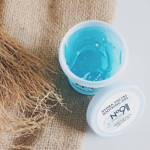 🍇 @lapalette.no9 Hydra Facial Soothing Gel - Blueberry 🍇
.
Look at those fresh, juicy texture! Lapalette No9 Hydra Facial Soothing Gel is a water-jelly type soothing gel. Is it work on my normal-to-dry skin?
.
PACKAGING - A big and thick plastic jar. Color is pretty, light blue for blueberry & yellow for lemon. A bit bulky, and probably needs to depot some if i travel. Doesn't come with spatula, no double lid also.
.
TEXTURE - Jelly-like texture & melts away on skin contact. Absorbs pretty quickly on skin without sticky feeling. Great for quick pre-makeup prep.
.
AFTERMATH - No annoying smell 👍 it provides enough moisture for my normal-to-dry skin, but for very dry skin it might be not enough. It claims to have a cooling sensation, but i personally don't feel anything. No breakout after using this product.
.
In my opinion, Lapalette No9 Hydra Facial Soothing Gel is ok if you want an ordinary, light moisturizer. This can be used also for sleeping pack which is very convenient. Make sure you don't do skincare sharing and make sure your fingers are clean before dipping them into the product.
.
@charis_celeb @hicharis_official
#charisceleb #charis #lapaletteno9 #hydrafacialsoothinggel #vsco #clozetteid #textureshoot #review #skincarereview #skincareenthusiast #skincarejunkie #beautyblogger #beautybloggerindonesia