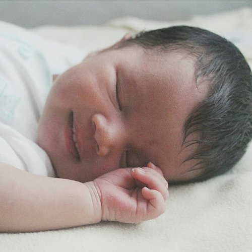 𝒷𝒶•𝒷𝓎 (𝓃ℴ𝓊𝓃) : 𝒶 𝓁𝒾𝓉𝓉𝓁ℯ 𝒷𝒾𝓉 ℴ𝒻 𝒽ℯ𝒶𝓋ℯ𝓃 𝓈ℯ𝓃𝓉 𝒹ℴ𝓌𝓃 𝓉ℴ ℯ𝒶𝓇𝓉𝒽Welcoming our second born,Mysha Aina Amin3,1kg / 50cm 📷 : @na.kini#vsco #clozetteid #newborn #newbornbaby #babygirl