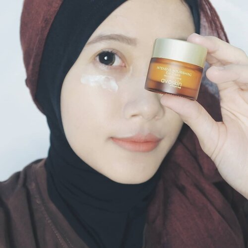 Intensive Nourishing Eye Cream dari @avoskinbeauty ini banyak review positifnya & banyak yang bilang bagus. Akupun langsung jatuh cinta sama packagingnya, kombinasi warnanya yaitu amber dan gold yang cantik banget!Apakah hasil pemakaiannya sesuai dengan klaimnya yaitu mengurangi kantong mata, dark circle, dan memberikan kelembaban yang lebih longlasting di area mata?Baca review selengkapnya di blog aku ya! Yuk klik link yang ada di bio atau bisa main langsung ke www.akpertiwi.com 😍👌 #vsco #clozetteid #skincarereview #skincareenthusiast #skincarejunkie #beautyblogger #beautybloggerindonesia #beautyroutine #beautytherapy #skincareaddict #skincareobsessed #skincarelover #skincareregime #skincaredaily #skincareblogger #skincareblog #beautyblog #skinroutine #skintips #skingoals #365skincare #skincareaddiction #skincarethreads #skincarereview