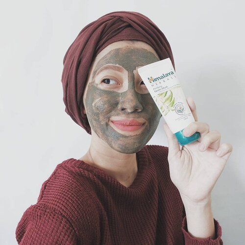 Purifying Neem Mask dari @himalayaherbalsindo ini jadi pilihan aku dan beauty enthusiast lainnya untuk mengobati jerawat ❤Dengan kandungan Neem atau daun Mimba, Kunyit dan Fuller's Earth, masker ini dapat membantu proses penyembuhan jerawat, menyamarkan bekas jerawat, sekaligus mencerahkan kulit.Baca review selengkapnya di blogku www.akpertiwi.com atau bisa langsung klik link di bio ya 😚#vsco #clozetteid #blogger #beautyblogger #beautybloggerindonesia #bandungbeautyblogger #beautiesquad #beautyenthusiast #beautyenthusiastindonesia #skincarejunkie #skincareenthusiast