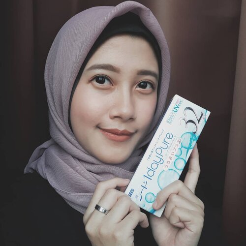 Sebagai pemilik mata dengan minus tinggi, aku nggak bisa lepas dari kacamata untuk sehari-harinya. Namun untuk beberapa special occasion seperti event blogger, kondangan, atau bikin konten untuk blog aku, aku pakai contact lens supaya hasil makeup aku lebih terlihat.Kalau kamu juga sama seperti aku, cuma pakai contact lens sesekali aja, daily disposable lens bakal cocok banget buat kamu karena lebih higienis dari reusable lens & praktis!Aku baru coba 1 Day Pure Moisture dari @seedcontactlens. Baca pengalaman pertama aku menggunakan daily disposable lens ini di blog yuk! Linknya ada di bio ya ❤Kabar baik juga untuk kamu yang ingin mencoba SEED 1 Day Pure Moisture ini, kamu bisa mendapatkan free sample contact lens SEED 1dayPure dengan follow dan DM Instagram @seedcontactlens!@clozetteid#seed1daypure #seedcontactlensXclozetteidreview #clozetteid #clozetteidreview#vsco #contactlens #beautyblogger #lifestyleblogger #beautyjunkie #beautyenthusiast