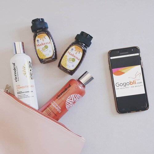 Meskipun bukan produk baru, @eternaleaf sukses membuat aku penasaran karena mengandung ekstrak Buah Merah Papua.
Aku sudah menggunakan Eternaleaf Moisturizing Shampoo dan Eternaleaf Pure Conditioner selama kurang lebih dua minggu secara rutin dan hasilnya rambut kering aku jadi lebih halus dan lembut, lho. Baca review selengkapnya di blog ya!

Oh iya, kalian bisa mendapatkan produk dari Eternaleaf ini di @gogobliindonesia! Daftar sekarang yuk mumpung lagi banyak promo dan juga diskon untuk produk-produk kesehatan dan kecantikan lainnya 👌

#gogobli #gogoblixblogger #gogoblixakpertiwi #cantikbarenggogobli #sehatbarenggogobli
#vsco #clozetteid #beautyblogger #lifestyleblogger #beautyenthusiast #haircare #hairtreatment