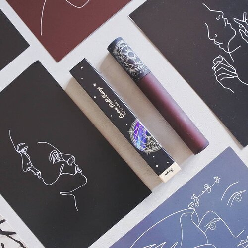 🌙 Cream Matt Rouge @blackrouge_kr @blackrouge_id CM07 Polaris 🌙A super pretty and stylish packaging from Black Rouge! Beda dengan produk tint yang aku review sebelumnya, ini adalah lipcream matte. Memiliki konsep Story of Horoscopic Astrology, Cream Matt Rouge ini punya 7 shade yang diberi nama dari rasi bintang.PACKAGING • Parah cantik banget! Ada ilustrasi ornamen ala-ala clow card gitu, plus di boxnya ada holographic yang cantik.TEXTURE • Super thick! Menurut aku ini mirip kaya lipstick yang dihancurin gitu, karena dia gak liquid.  Biar begitu bisa diaplikasiin ke seluruh bibir dengan mudah karena teksturnya spreadable.COLOR • Aku lagi tergila-gila sama warna deep red belakangan ini. Shade CM07 Polaris ini warnanya deep brick red, mirip cherry red tapi lebih deep lagi.AFTERMATH • Menurut aku finishingnya agak dead matte, tapi gak kering juga di bibir, malah lembut banget. Sayangnya ini nggak transferproof dan nempel kemana-mana.Cream Matt Rougehttps://hicharis.net/annisapertiwi/1rgf⚠️ Beli sekarang diskon 25rb langsung yaa! ⚠️#blackrouge #CreamMattRouge  #CHARIS #hicharis @hicharis_official @charis_celeb #charisceleb #vsco #clozetteid #kbeauty #kbeautyenthusiast #kbeautylover #beautybloggerindonesia