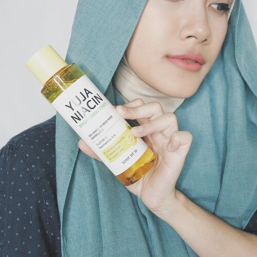 🍋 @somebymi Yuja Niacin 30 Days Brightening Toner 🍋.⬅️ Swipe to see the result! ⬅️ My skin concerns are dryness, dull, and tired-looking skin. There's also some uneven skintones & due to cold weather, my skin barrier is getting weaker.9I've tried Yuja Niacin Brightening Toner for 2 weeks and the result is already visible. To be noted, i used this toner with moisturizer and facial wash without any brightening ingredient..Yuja Niacin Brightening Toner is formulated with 900,000ppm of Yuja Extract and 5% Niacinamide.The texture is watery, color is slightly yellow, and absorbs pretty quickly on skin. I love light texture like this because it'll be good for layering skincare.Just swipe to see the details on the texture.This toner also smells nice and refreshing, like freshly squeezed orange juice!.Just like another toner, pour some amount on your palm or on a cotton pad, spread evenly, then pat gently until absorbed nicely on the skin..Is it pretty powerful? Does it stings on my skin? The answer is no! This toner is very gentle and there's no such reaction.As you can see on the result photo, my skin looks clearer and brighter. I love how my skin appears healthier then before. Skin texture under my eyes also became smoother.Overall, i really like how Some By Mi Yuja Niacin 30 Days Brightening Toner fix my skin. I also love the light consistency and smell which is very refreshing 💛.#somebymi #somebymiracle #somebyskincare #skincare #yujaserum #serum #ampoule #vitaminserum #glowserum #niacin #blemish #whitening #brightening #glowskin #koreancosmetics #asianbeauty #koreanskincare #kbeauty #premiumcosmetics #yooksungjae #naturalcosmetics #review#clozetteid #kbeautyenthusiast