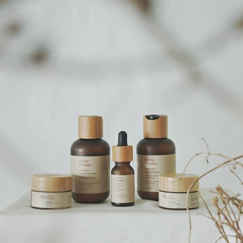 Kalian pecinta skincare lokal yang juga concern dengan lingkungan? @terrabeaute_ adalah pilihan yang cocok buat kamu!

Jadi packaging yang aesthetic ini bukan sekedar cakep aja tapi juga eco-friendly. Botolnya recyclable dan tutupnya terbuat dari bambu asli.

Oh iya, yang aku coba ini Radiance Package ya. Isinya ada 5 yaitu Radiance Facial Cleanser, Radiance Facial Toner, Aurum Serum, Daylight Radiance Cream, dan Moonlight Radiance Cream.

Semua teksturnya ringan dan nggak lenget. Aku suka banget soalnya emang aku suka produk yang ringan dan cepat menyerap.

Cleansernya bebas SLS, tonernya mengandung AHA yang gentle, krim malamnya include retinol & krim paginya sudah dilengkapi UVA UVB filter.

Sebenernya produk ini masih mengandung artificial fragrance, tapi wanginya tuh unik! Ada notes earthy & woody jadi sesuai sama konsepnya.

Review selengkapnya aku tulis nanti di blog ya gengs!
#NurturingSincereBeauty #TerraBeaute #localskincare #localpride #vsco #clozetteid #JakartaBeautyBlogger #JBBxTerraBeaute #beautyblogger #beautyenthusiast #skincareblogger #skincareenthusiast