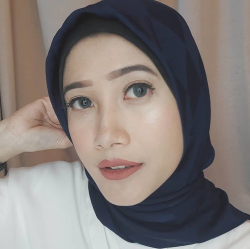 So in love with my makeup today ❤Deets:.@wetnwildcosmetic Photofocus Foundation@thesaemid Cover Tip Perfection Concealer@byscosmetics_id Banana Powder & Matte Setting Spray@martinezcosmeticofficial HP Artist Glam Blush On@citycolorcosmetics Spotlight Highlight@makeoverid Hyperblack Superstay Liner, Eyebrow Definition Kit, Intense Matte Lip Cream@x2softlens Na Quartzo..#vsco #clozetteid #makeupjunkie #beautyenthusiast #beautyblogger #beautybloggerindonesia #bloggerperempuan #beautiesquad