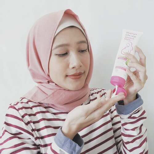 Setelah melahirkan dua bulan yang lalu, memang di perut aku nggak muncul stretch mark, tapi bagian kulit perut aku rasanya jadi kering & agak gatel-gatel.Makanya aku pakai @mamaschoiceid Stretch Mark Cream yang nggak cuma bisa menyamarkan stretch mark, tapi juga bisa mencegah timbulnya stretch mark, tapi juga melembabkan dan menghilangkan rasa gatal juga!Produk Mama's Choice diformulasikan khusus untuk ibu hamil dan menyusui, jadi 100% aman untuk ibu dan bayi. Bebas toksin, bebas paraben, hypoallergenic, dan juga dermatologist tested. Lengkap kan? Baca review selengkapnya di blog aku ya! Link ada di bio, atau kalian bisa langsung main ke www.akpertiwi.com 😚#PilihanAmanMama #ReviewMamasChoice#vsco #clozetteid #mamablogger #momblogger #lifestyleblogger #beautyblogger #momlyfe #bloggerlyfe