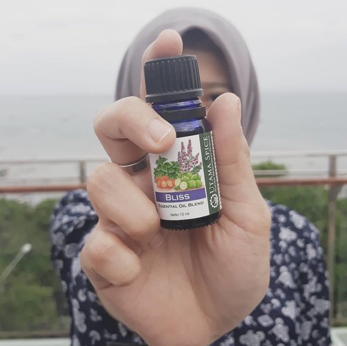 For your relaxing time in the afternoon, @utamaspice Bliss Essential Oil Blend offers you lovely scent of lavender, bergamot, and rose.Read full review on my blog, check link on bio!#vsco #clozetteid #essentialoil #aromatheraphy