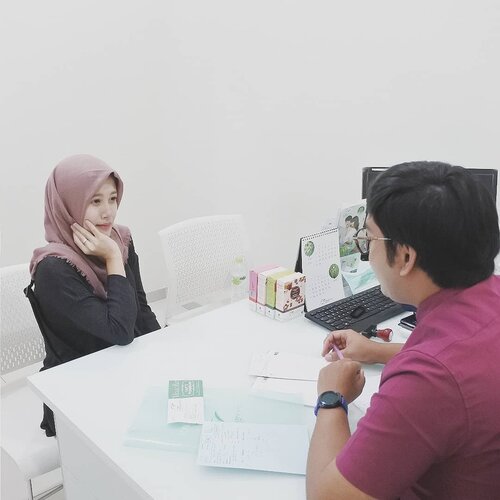 Aku baru coba treatment di @naavagreen Bandung nih. Sebelum treatment pastinya udah konsultasi dulu sama dokter untuk mendapatkan treatment yang pas untuk mengatasi masalah kulit aku.

Katanya treatment di Naavagreen ini murah meriah dan hasilnya bagus, masa sih? Biar nggak penasaran, cek selengkapnya pengalaman aku facial & jet oxy di Naavagreen, ya. Langsung aja mampir ke www.akpertiwi.com atau klik link yang ada di bio 🐣

@bloggervloggeryeppo
@naavagreencosmetics 
#BVYxNavaagreen
#beautysharingwithbvy
#healthyskin
#beautybloggergathering
#naavabeautyblogger
#naavahealthyglowingskin
#naavagreenskincare
#vsco #clozetteid #lifestyleblogger #beautyblogger #clinicexperience #beautybloggerbandung #beautyenthusiast #beautyenthusiastindonesia #beautybloggerindonesia