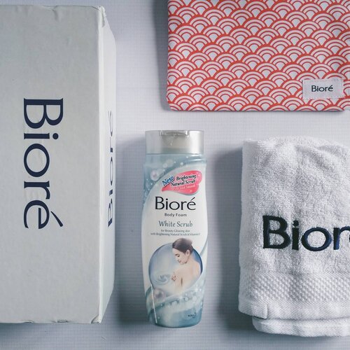 Unboxing hampers & Review @id.biore White Scrub Body Foam sudah up di www.akpertiwi.com 🛀

Perpaduan unik body scrub & body foam! Penasaran nggak?

#vsco #clozetteid #ggrep
#vsco #vscocam #smartphonegraphy #clozetteid  #beauty #bloggerlife #bloggerperempuan #bperempuan #blogger #beautyblogger #indonesiabeautyblogger #beautybloggerid #indonesianfemalebloggers #bloggercrony #beautiesquad #beautyenthusiast #toiletries #flatlay