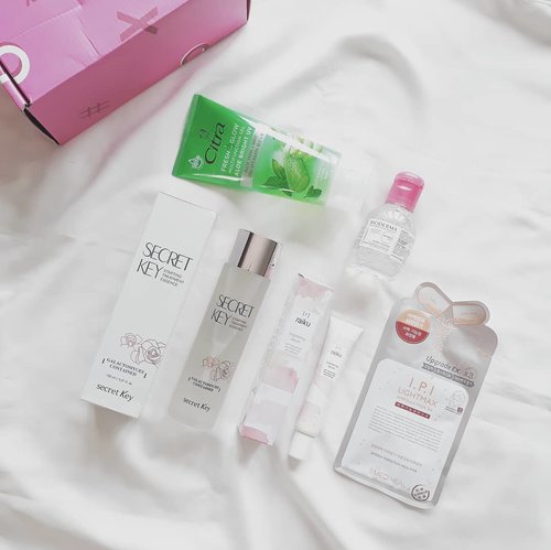 💌 On My Mailbox Today 💌

Got my #SOCOBOX #BESTOF2019 !
-
• @secretkey_idn Starting Treatment Essence Rose Edition •
• @raikubeauty Brightening Serum •
• @mediheal_idn I.P.I Lightmax Ampoule Mask EX •
• @cantikcitra Fresh Glow Multifunction Gel Aloe Vera •
•@bioderma_indonesia Sensibio H2O Solution Micellaire •
-
All products are available on @sociolla! Don't forget to use voucher code SBNLAFSL for extra 50k discount ❤

@beautyjournal #SOCOID
#vsco #clozetteid #skincarejunkie #skincareenthusiast #beautyenthusiast #beautyenthusiastindonesia #beautyblogger #beautybloggerindonesia #sociollabloggernetwork
