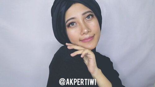 🥣 LEBARAN MAKEUP 🥣Sebentar lagi lebaran nih, aku mau kasih mini makeup tutorial buat lebaran pake produk-produknya @maybelline @maybelline_indonesia !Deets🌕 Fit Me Matte + Poreless Foundation 220🌕 Define & Blend Brow Pencil in Gray Brown🌕 The City Mini Palette 5th Avenue Sunset🌕 Hypersharp Liner🌕 Hyper Curl Mascara🌕 V-Face Blush Contour🌕 Master Chrome Metallic Highlighter in Molten Rose Gold🌕 Color Sensational Matte Lipstick in Touch of NudeMake up look kali ini agak bold tapi tetap simple. Can you believe that this is the first time i try Fit Me Foundation??? Gak heran jadi favorit banyak orang ya, yaampun aq gak update banget 🤪Oh iya, kalau kalian cari eyeshadow bronze yang bagus, The City Mini Palette ini bisa jadi pilihan lho. Di video ini aku nggak pake eyeshadow base or primer samasekali dan warnanya sepigmented itu! 😍Kira-kira ada produk yang kalian pengen lihat in-depth reviewnya di blog nggak nih? Komen di bawah ya sistur!#makeuptutorial #tutorialmakeup #makeuplebaran #lebaranmakeup #makeupvideo #videomakeup #clozetteid #tampilcantik @tampilcantik #ragamkecantikan @ragam_kecantikan #wakeupandmakeup @wakeupandmakeup #bunnyneedsmakeup @bunnyneedsmakeup #boldmakeup #rayakancantiknyakebersamaan #ramadhancantikmaybelline #MakeItHappen #bandungbeautyblogger