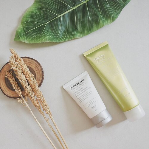 Eco-Friendly Beauty sedang jadi tren sekarang. Nah, aku baru coba produk skincare Korea terbaru yang masuk Indonesia yaitu @theplantbase_id Nature Solution Natural Cleansing Foam & White Truffle Turn Over Peeling Gel.
.
Produk The Plant Base terbuat dari bahan-bahan natural tanpa bahan kimia berbahaya, tanpa artificial fragrance & artificial pigment. Packagingnya bisa didaur ulang (recycleable) dan tidak diuji pada hewan.
Selain itu bebas juga dari raw animal materials dan hanya menggunakan ekstrak tumbuhan berkualitas tinggi.
.
Dijual ekslusif di @salubritas.indonesia, The Plant Base cocok untuk kamu yang memiliki kulit sensitif! Baca review lengkapnya di blogku www.akpertiwi.com ya ❤

#Clozetteid #theplantbaseXClozetteIdReview #inlovewithnature #theplantbase #Clozetteidreview #vsco #beautyenthusiast #beautyjunkie #beautyblogger #beautybloggerindonesia #kbeautyjunkie #kbeauty #kbeautyenthusiast