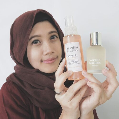 Ada yang sudah coba seri parfum terbaru @wardahbeauty, Scentsation?Sebenernya nggak baru-baru amat sih. Tapi aku baru coba varian Joyful nih. Katanya wanginya perpaduan antara peach, praline, chocolate, vanilla, dan sandalwood.Kebetulan aku memang lagi cari parfum vanila, kira-kira Wardah Scentsation Joyful ini wangi vanilanya seperti apa ya?Intip postingan terbaru di blogku yuk, aku review lengkap parfum ini. Klik link yang ada di bio atau langsung main ke www.akpertiwi.com juga boleh 😙#vsco #clozetteid #beautyblogger #beautybloggerindonesia #bandungbeautyblogger #perfumeaddict #perfumeenthusiast #beautyenthusiast #lifestyleblogger