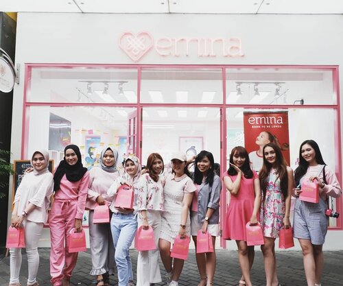 [GIVEAWAY ALERT]
Congratulation @eminacosmeticsbandung for launching new independent store at Ciwalk!

Mau hampers produk Emina gratis? Yuk lihat caranya dan ikut givewaynya di @bandungbeautyblogger.
3 pemenang yang beruntung bakal dapat produk spesial gratis dari Emina 😘

#vsco #clozetteid #bandungbeautyblogger #eminacosmeticsbandung #eminacosmetics #borntobeloved #tribepost #event #beautyblogger