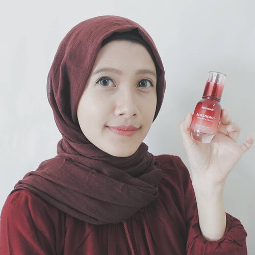 Kalian tahu nggak sih kalau key ingredients skincarenya @mamondeindonesia semuanya adalah ekstrak bunga?Untuk Red Energy Recovery Serum ini, yang digunakan adalah ekstrak bunga Delima dan Rosa Canina.. Menurut aku serum ini cocok banget buat kulit kering. Lembabnya awet, teksturnya ringan, nggak lengket, dan wanginya juga enak banget.Baca review selengkapnya di blog aku www.akpertiwi.com ya 🌹.@clozetteid #MamondeIndonesia #RedEnergyRecoverySerum #Clozetteid #MamondeXClozetteIdReview #vsco #skincarejunkie #skincareenthusiast #kbeauty #kbeautyenthusiast #beautyblogger #beautybloggerindonesia #beautyenthusiastindonesia #skincarereview #skincareblogger