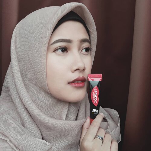 Fresh red lips kayak gini bisa kamu dapetin pake @wangskin.co.kr Lip Tattoo Pen!Reviewnya sudah up di blog bisa langsung mampir aja shay ~Kalau mau beli plus dapet diskon spesial langsung klik link di bio aja yaa ❤ @charis_official#vsco #clozetteid #charis #charisceleb #wangskinliptattoo #beautyblogger #makeupjunkie #beautyenythusiast
