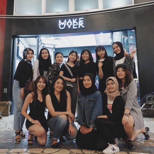 Last Sunday on @makeoverid #MakeoverBirthdayBash! Got a chance to met @sarahayuh_ in person and of course meet up with my @bandungbeautyblogger #youcantsitwithus ♾

#vsco #clozetteid #beautyblogger #bloggerlyfe