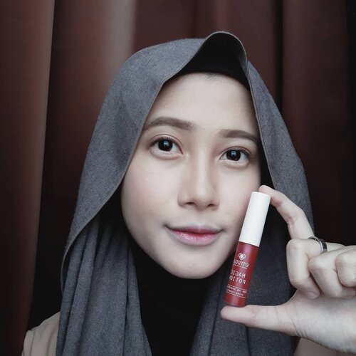 Sudah tahu belum ada lip tint lokal yang harganya under 50rb?Ini aku pakai @eminacosmetics Magic Potion shade Smitten. Bisa dipakai ombre lips seperti di foto ini atau full lips.Baca full reviewnya di blog yaaa... link seperti biasa ada di bio ❤#vsco #clozetteid #eminacosmetics #borntobeloved #beautyblogger #makeupjunkie