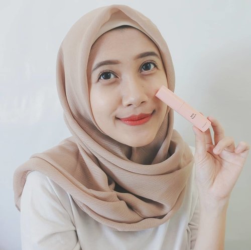 👄 @milktouch_official Touch My Lip 01 Orange Red 👄

Stepping out of my comfort zone by trying this bright orange shade! Love velvet lip tints like i do? Try MilkTouch Touch My Lip Tint!

• PACKAGING • If you've watched my unboxing video on Instagram Story, you'll notice the packaging is very unique, in a form of 'milk box. Cute! The tint packaging itself is somewhat simple with salmon color.

• TEXTURE & FRAGRANCE • A little bit powdery, but doesn't dry my lips at all. It sits well on lips and easy to blend for making gradient lips. For the fragrance, i definitely could smell roses notes on this.

• AFTERMATH • I love the velvety finish! Color payoff is great, very pigmented. Also it leaves a stain that last for couple of hours, probably 4 to 5 hours. Not really transferproof.

You can buy Touch My Lip here 👉
https://hicharis.net/annisapertiwi/NFw 👈

#CHARIS #MILKTOUCH #TOUCHMYLIP #charisceleb #vsco #clozetteid #kbeauty #kbeautyenthusiast #makeupreview #kbeautylover #beautyblogger #beautybloggerindonesia