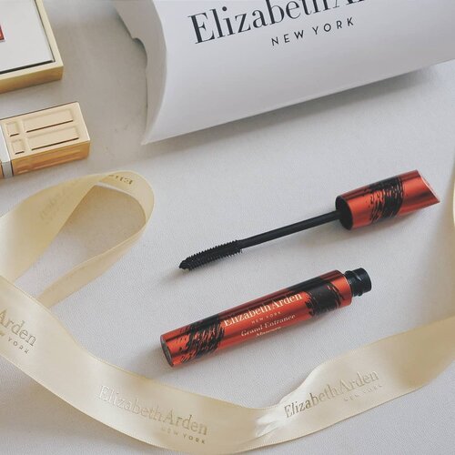 ⭐ @beauteous_you Elizabeth Arden Grand Entrance Mascara ⭐

Grand Entrance Mascara dilengkapi dengan formula water resistant dan aplikatornya dirancang khusus agar bulu mata tidak clumpy saat mengaplikasikan maskara 👀 🔜 Swipe to see the result! 🔜

PACKAGING - Maskara dari Elizabeth Arden ini menggunakan warna merah dan hitam untuk desain produknya, berbeda dengan produk Arden lainnya yang biasanya menggunakan warna emas dan merah. Namun kesan luxurious brandnya masih menempel dengan erat, apalagi ketika digenggam packagingnya ini kokoh & terasa mewah.

TEXTURE - Aku bisa bilang maskara ini light dan tidak menggumpal. Tapi maskara ini bisa melapisi helai demi helai bulu mata dengan baik untuk efek menebalkan yang nggak terlalu lebay tapi tetap noticeable. Saat penggunaan juga maskara ini nggak bleberan di bawah mata.

APPLICATOR - Wand applicatornya tidak terlalu 'gendut' dan spiky. Dengan bentuknya yang melengkung kita bisa melentikkan bulu mata dengan mudah, bahkan tanpa menggunakan penjepit sebelumnya (foto before after tanpa menggunakan eyelash curler). AFTERMATH - Hasilnya menurut aku masih terbilang natural, memberikan efek eye opener dengan baik. Tapi untuk kamu yang menyukai tampilan maskara yang cetar dan badai, bisa mengaplikasikan produk ini lebih dari satu layer.
Aku mencoba hapus produk ini dengan eye makeup remover dan gampang banget dihapusnya, nggak kaya maskara waterproof lainnya yang harus berkali-kali digosok. Mungkin karena light juga ya teksturnya. Sejauh ini performanya cukup baik dan aku puas. Kekurangan dari produk ini mungkin harganya yang cukup mahal ya, mengingat PAO maskara cuma 3 bulan aja.

Kalian sudah pernah coba produk dari Elizabeth Arden lainnya? Komen di bawah ya produk yang harus aku coba berikutnya!

#ArdenTesterClub
#vsco #clozetteid #cleanflatlay #minimalistflatlay #flatlay #beautyblogger #beautybloggerindonesia #beautyenthusiast #makeupenthusiast #makeupjunkie #beautyjunkie