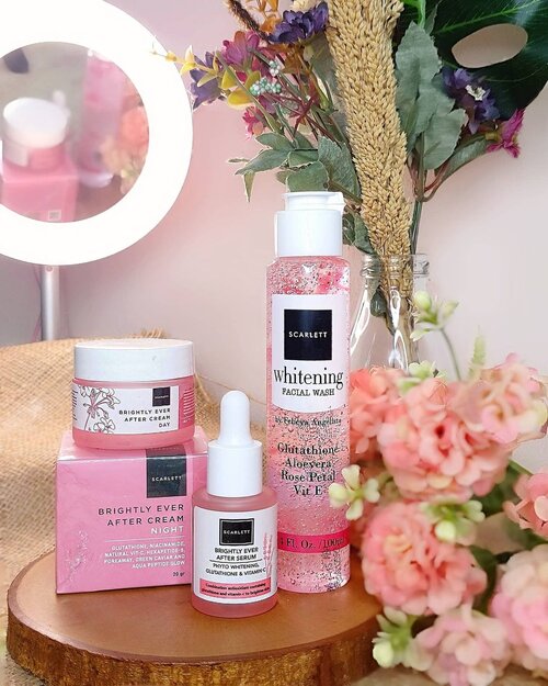 Skincare Whitening Check‼
Finally, akhirnya bisa cobain rangkaian skincare yang viral direview beauty influencer apalagi kalau bukan @scarlett_whitening 💕

Jadi, Scarlett tuh punya 2 series, ada yg Acne Series dan Whitening Series. Kebetulan aku pakai yang whitening series, ada 4 tahapan
💕 Scarlett Whitening Facial Wash
💕 Brightly Ever After Serum
💕 Brightly Ever After Cream Day
💕 Brightly Ever After Cream Night

Paling favorit sama Facial Washnya, teksturnya gel bening, dipakainya enak, ada rose petalnya gitu didalam. Serumnya juga enak, tidak lengket dan cepat meresap. Kalau kamu suka yang mana?
.
.
.
#JessMiniReview #scarlettwhitening #brightlyeverafterserum #scarlett #skincare #clozetteid #beauty #skincareproducts #glowingskincare