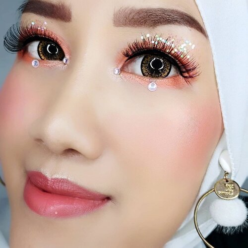 #JessMakeUpLook
Coral Makeup for Valday

Bosen kan yaa pink mulu 🤭 aku pakenya
🧡 9to5 Naturale CC Cream shade Honey @lakmeid
🧡 Tone Up Powder @jacquelle_official
🧡 Brow Matic @bless.cosmetics
🧡 @flawedbeautyofficial eyeshadow palette
🧡 Midnight Promise Palette @mybeautystoryid
🧡 Rouge Signature Lipcream shade I Choose @lorealparis
🧡 Natural Flair Eyelashes @blinkcharm
🧡 Felice Brown @softlens.story 
.
Btw tips biar makeupnya smooth, 1jam sebelum makeup bantai skincare dulu genks trus semprot face mist sebelum apply foundie 😉
.
.
.
#makeup #clozetteid #makeupvalentinesday #coralmakeup #makeuplook #makeupjunkie #1minutemakeup #makeupnatural #beauty #beautyinfluencer #beautybloggerindonesia #beautymakeup