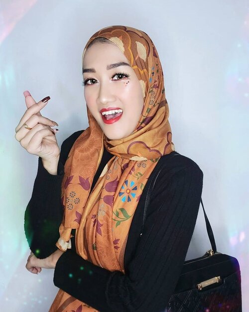 Rayakan Moment Idul Fitri dirumah bersama Pashmina dari @ruyascarf ❤Dijamin Lebaran kamu akan lebih bermakna, dengan tampilan motif yang super cantik, bahan yang adem, dan pastinya gaya juga makin asyik 😉..Hb @smanagament#JessMiniReview #pashmina #scarf #voalscarf #premiumvoal #lebaran #makeup #makeuptutorial #beauty #beautyblogger #beautybloggerindonesia #tampilcantik #storieid #clozetteid #fashion #makeupoftheday #flawlessmakeup #makeuplooks #indobeautygram #indobeautyinfluencer #beautyinfluencer #beautyenthusiast