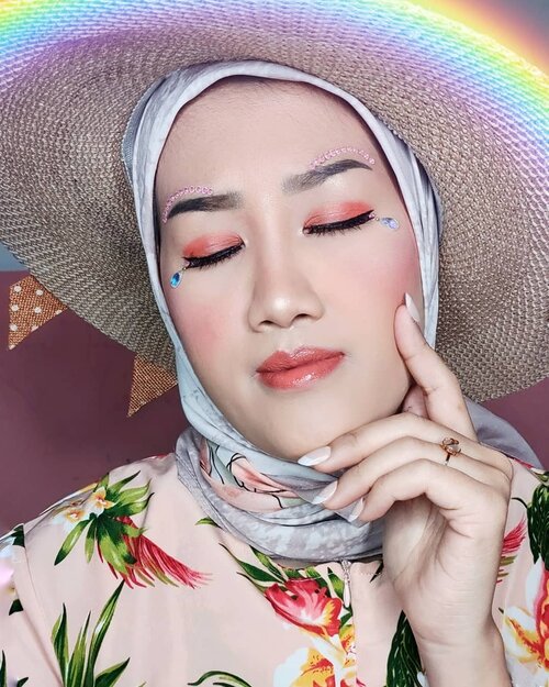 #JessMakeupLookBuat yang kemarin tanya pakai makeup apa aja di Signature Sunset Makeup Look ini..🌈Foundation @nyxcosmetics_indonesia Can't Stop Won't Stop🌈Micro-Contour Duo Pencil @nyxcosmetics_indonesia🌈Mineral DD Loose Powder @beautystoreidd 🌈Wonder Brow @justmiss_id 🌈Eyeshadow Palette @flawedbeautyofficial🌈@maybelline Hyper Sharp Power Black Liner🌈Blush on and highlight in Palette Happily Ever After Midnight Promise @beautystoreidd 🌈Lip Easy Goin @jacquelle_official feat @astaririri Shade Coco🌈Setting Spray @luxcrime_id 🌈Softlens Alice Lovely Brown @shesoftlens🌈Eye Lashes and Jewel @stroberiteen ...#makeup #makeuptutorial #beauty #blogger #beautyblogger #indonesiabeautyblogger #beautybloggerindonesia #tampilcantik #makeuplooks #sunsetmakeuplook #makeupaddict #makeupjunkie #clozetteid