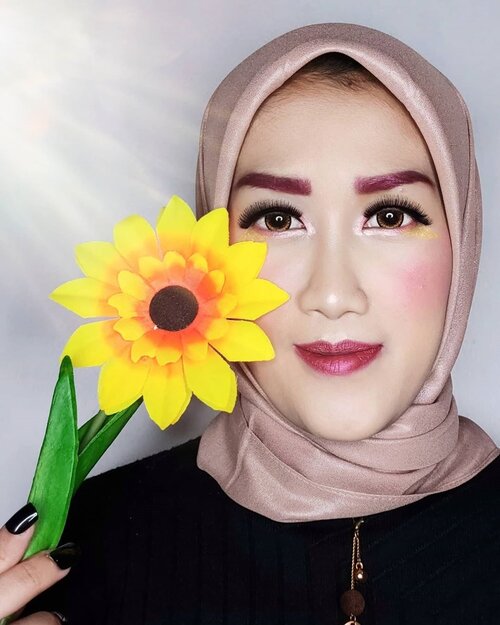 #JessMakeupLooksMowning bebs! Siapa tau kan ada yang butuh inspirasi makeup bold buat #DirumahAja 😆 Bantuin donk, asiknya 𝗱𝗶𝗸𝗮𝘀𝗶𝗵 𝗻𝗮𝗺𝗮 𝗮𝗽𝗮 look ini? 😚.Makeupnya Pakai🌻 @marshwillow.official Crystal Snow BB Cushion by @natashawilona12 shade 802🌻 @flawedbeautyofficial Eyeshadow Palatte🌻 Alis pake @iomibeauty Brow Definer Triangular Eyebrow, mix eyeshadow flawed biar berwarna🌻 @marshwillow.official Dymanic Duo Blusher 03🌻 Lipstik @getthelookid Loreal Signature mix flawed🌻 Highlighter glitter ambil dari Midnight Promise Palatte @mybeautystoryid🌻 Lashes @blinkcharm Sexy Volume 01 ....#makeup #makeuptutorial #beauty #boldmakeup #beautyblogger #beautybloggerindonesia #tampilcantik #storieid #qupas #qupasbeauty #makeuplooks #makeupaddict #makeupjunkie #clozetteid #makeupoftheday #flawlessmakeup #makeuplooks #indobeautysquad #indobeautygram #ivgbeauty #indobeautyinfluencer #beautyinfluencer #beautyenthusiast #bccindo #hijabersbeautybvlogger #beautysecretsquadrepost #indobeautyblogger