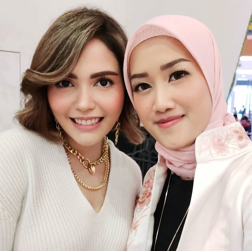Happy akutuh in frame sama influencer gorjess 😍 thank you keseruannya hari ini kak @nadyanaufel udah bagi tips n triks seputar makeup. Gak bisa berpaling liatnya, bening beb, sungguh 😂
Sukses trus, ditunggu selalu karya-karyanya kak 💕 btw, ini full face pake @makeoverid loh beb 🥰
.
.
.
#beautyclass #makeover #makeup #makeuptutorial #clozetteid #beauty #blogger #beautyblogger #indonesiabeautyblogger #beautybloggerindonesia #tampilcantik #storieid #qupas #qupasbeauty #makeuplooks #sunsetmakeuplook #makeupaddict #makeupjunkie #wakeupandmakeup #makeupoftheday #flawlessmakeup #koreanmakeup #makeuplooks #indobeautysquad #indobeautygram #indobeautyinfluencer #beautyinfluencer #indobeautygram #ivgbeauty