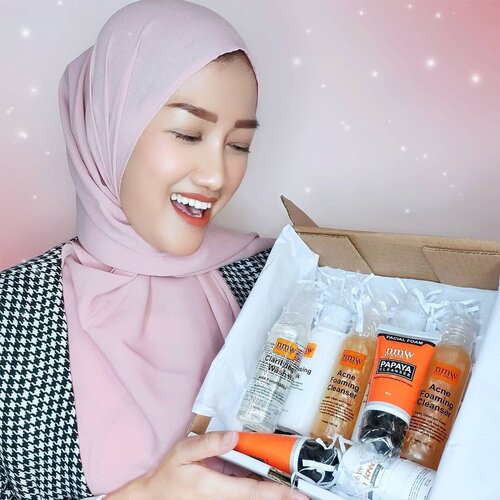 #JessNgeracun Kalau bukan sekarang, kapan lagi? Yuk skincare-an pakai @nmwskincare 🥰 Nah ini dia rangkaian skincare NMW andalan aku :

💕 Bersihkan muka pakai NMW Cleansing Milk untuk menghapus makeup atau debu dan kotoran yang menempel
💕 Next step lanjut cuci muka pakai NMW Papaya Cleanser atau kalo lagi pegen basmi kulit mati aku pakai Clarifying Wash karna mengandung AHA Formulation dan kalo lagi jerawatan biasanya aku pakai NMW Acne Foaming Cleanser
💕 Selanjutnya pakai NMW Sunscreen Gel dengan Aloe Vera, jujur bikin calming banget pas dipake
💕 Last but not least aku pakai produk terbarunya dari NMW Skincare yaitu Eyelash Serum!

Paket @nmwskincare yang super lengkap ini aku beli dari @Gogobliindonesia pakai GogoBox! yuk genks buruan cek www.gogobli.com karena banyak banget diskon dan promo menarik. Ada free gift loh! 😘

#gogobli #gogobox #nmwskincare #skincare #clozetteid #beautytips