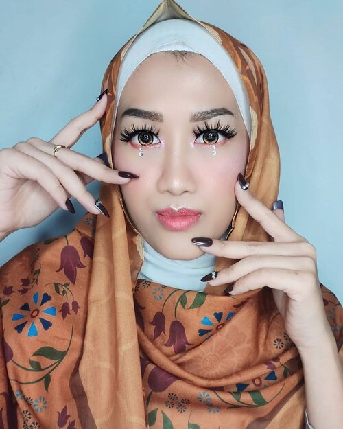 Masih dalam rangka Lebaran 💕
Minal aidin wal faizin yaa bebs, mohon maaf lahir dan batin 😇🙏 Masih pake makeup hari raya nih, with jewel and bulu mata jegrak biar epik wkwk
.
Real lyfe mah kmaren dasteran, makan ketupat dirumah mamah @nenykrishandayani 😆 Alhamdulilah tinggal ngesot bentar sampe 🤗
.
Lebaran kalian ngapain ajah?
.
.
.
#makeup #makeuplebaran #makeuptutorial #beauty #beautyblogger #beautybloggerindonesia #tampilcantik #storieid #qupasbeauty #makeuplooks #makeupaddict #makeupjunkie #clozetteid #makeupoftheday #flawlessmakeup #indobeautysquad #indobeautygram #ivgbeauty #indobeautyinfluencer #beautyinfluencer #beautyenthusiast #bccindo #hijabersbeautybvlogger