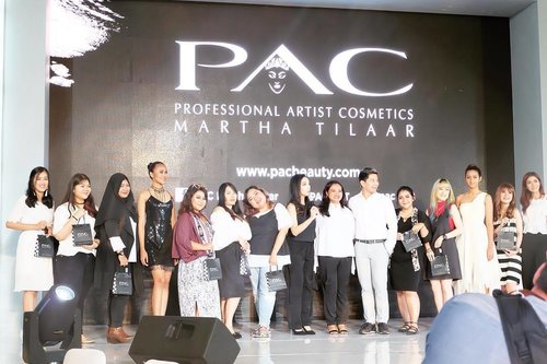 #TeamContouring VS #TeamStrobing
Pembagian goodies dievent launching New Contouring Kit from @pac_mt kemarin yang seru banget! 😘
.
.
#PAContourExpert #ContourItLikeExpert #PACXJFFF2017 #JFFF2017 #PACxSOCIOLLA #clozetteid #beautyblogger #indonesianbeautyblogger #indonesianfemaleblogger #beautyevent #blogger