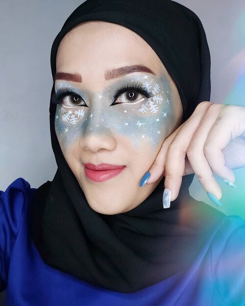 #JessMakeupLooksElsa kalo kelamaan dirumah yaa begini jadinya 😆 saljunya lumer, udah gak frozen lagi 🤣🤣.Face paintingku baru dateng hari ini donk, trus langsung icipin, gak sabaran wkwkk! What do you think bebs? Jgn swipe yaa, tar mimpi indah 🤭.💙 Dramaface Face & Body Painting Kit by @ucanbemakeup💙 Glitter Nail Kit by Teemo...#makeup #makeuptutorial #beauty #fantasyart #fantasimakeup #makeupkarakter #beautyblogger #beautybloggerindonesia #tampilcantik #storieid #qupasbeauty #makeuplooks #makeupaddict #makeupjunkie #clozetteid #makeupoftheday #flawlessmakeup #indobeautysquad #indobeautygram #ivgbeauty #indobeautyinfluencer #beautyinfluencer #beautyenthusiast #bccindo #hijabersbeautybvlogger #beautysecretsquadrepost @indobeautysquad @beautybloggerindonesia @hijabersbeautybvlogger @beautysecretsquad @cchannel_beauty_id