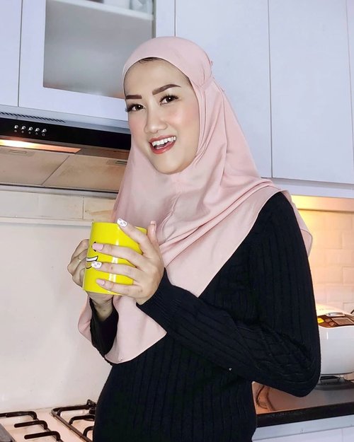 Udah bulan keberapa nih #DirumahAja? Upss 🤭 rasanya tuh udah seabad gitu gak jalan-jalan, tapi rutinitas mamak sih tetep jalan, masak, cuci piring, ngepel, endebre..endebre..Biar tetep semangat dirumah harus tetep staylish donk! Makanya aku pakai Hijab Instant dari @zayanaorganic.Jadi, ini tuh hijab ramah lingkungan pertama di indonesia, 100% organic, Non Polyester bebs! 😍 Anti bakteri, Anti bau, diproduksi dengan Eco Breathe Cooling Sensation Technology, jadi dipakainya ademmm banget!Zayana sebagai pioneer Local Brand emang peduli banget sama kelestarian bumi. Bantu sebar kebaikan juga yuk, pakai Zayana kaya aku 😘..#OrganicPalingBaik #HijabPalingAdem #HijabPalingSehat #JessMiniReview #hijabfashion #hijabinstan #hijabersbeautybvlogger #hijabstyle #ootdhijab #clozetteid #fashion