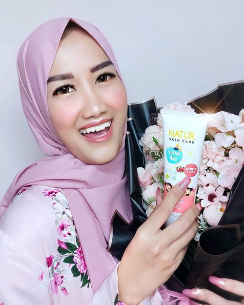 Happy Valday genks 💞
Tim gak punya pasangan mah ngerayainnya malem-malem menuju penutupan 🤣🤣 *canda nutup
.
Tapi bener lho, valentine itu gak melulu sama pasangan, tapi ME-TIME dengan skin care-an juga udah cukup dan bisa lebih bounding sama diri sendiri dan mencintai diri sendiri karena #SelfIsEnough #SelfLove
Yuk, kita rawat kulit dari sekarang #ApplyNowAgeLater seperti aku yang sudah merasakan #7harikulitnyoy berkat Natur Sleeping Mask Pome dan Vit C @naturbeautyid 😍 Lihat perubahannya dislide samping atau di IGSku yaa!
.
Kulit tetap terhidrasi dengan baik selama kita tidur semalaman walaupun diruang ber-AC, pagi harinya #HappyHelloGoodMorningSkin wajah flawless, glowing, cerah bercahaya 🌟
.
.
.
@tangerangbeautysquad #TBSxNaturBeauty #skincare #clozetteid #sleepingmask #skincarelover #skincareaddict #skincareproducts