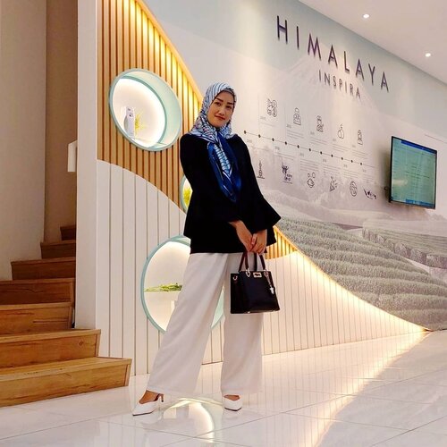 Every Mom is Super Mom 🥰Seru banget acara bukber bersama @mominfluencerid plus kenalan sama skincare @himalayainspira yang kandungan bahannya diambil dari air pegunungan Himalaya. Aaiihhhh.. bayanginnya aja seger bangettt 😍Tapi serius sih, skincare mereka super kece! Mereka punya 3 jenis rangkaian skincare yang bisa kita sesuaikan dengan kebutuhan nih, ada💦 Skin Balancing Series - Pure Nutrient❄ Snow Flake Crystal White - Brightening💜 Time Frozen Series - Anti AgingCek IGSku untuk lihat review singkatnya, mau review lengkap? Tunggu mba @tenriyulia kirimin produk lengkapnya nanti kureview 😆🤣🤣Btw, jgn dislide! Banyak ABG 🤭...#skincare #clozetteid #beauty #skincarejunkie #skincareantiaging #skincarebrightening #mominfluencer