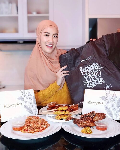 Saur hari ini seru banget donk!
Ada menu special dari @taliwangbali 😍 iya, jadi mereka menyediakan menu Frozen Pack yang dapat kamu pesan melalui marketplace seperti Shopee dan Tokopedia.
.
Dikemas dengan plastik wrap dan divakum jadi super hygienis. Setiap boxnya juga akan diwrap lagi, beneran super sih untuk packagingnya. Dan disetiap menu sudah komplit dengan cara penyajiannya yang pastinya praktis.
.
Menu Taliwang Bali special makanan tradisional Indonesia dengan bumbu khas Bali dan Lombok. Aku dikirimin Ayam Taliwang, yang emang jadi menu primadona disana, terus ada Bebek Goreng, Ayam Besisit, Sate Lilit, dan Sop Iga. Rasanya uda pasti super enak, bumbu rempahnya pas, dagingnya empuk, tiati nambah nasi guys! 🤣
.
Btw, mereka juga sedang ada campaign #SharingIsCaring (Not-For-Profit) berupa nasi bungkus seharga Rp 15,000 dengan minimal pembelian 20 pack dan untuk semua pesanan yg diantar dengan driver ojol, akan di berikan 1 paket nasi bungkus dan air mineral. Info lebih lanjut bisa langsung hubungi @taliwangbali yaa 😘
.
.
.
#JessMiniReview #taliwangbali #food #frozenfood #foodreview #ayamtaliwang #ayambesisit #satelilit #makanankhasbali #instafood #foodie #clozetteid #lifestyle