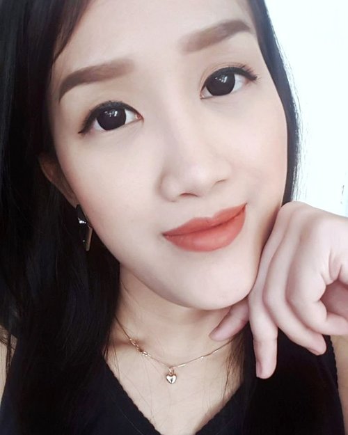 Untuk menyelaraskan feed, upload selfie dulu yaa 😂 Aku pakai Lipcream @pradasari.id nomer A01. It's my favorite! Warnanya cantik banget kan? 😘
Kalau kamu, suka shade yang mana? .
.
Baca review lengkapnya on my blog yah.
#beauty #blogger #beautyblogger #clozetteid #review #makeup #lokalbrand #indonesianbeautyblogger #indonesianfemaleblogger #instabeauty #lipcream