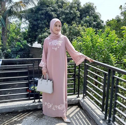 Happy Idul Adha 🤗Hari ini pakai gamis dari @daybydeen motif bunganya full embroidery, hijabnya udah 1set jadi gak pusing lagi buat matchingin, bahannya jatuh, cuttingannya jg pas banget dibadan, dan yg paling in luv itu warnanya, cantik 😍..#JessieMiniReview #blogger #beautybloggers #reviewgamis #embroidery #hijabbloggers #clozetteid #fashion