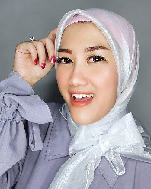 No Makeup Makeup Look! Karena yang necurel lebih mematikan, wuakakakk 🤣
#JessBagiTips Tips biar makeup kamu natural.. harus kuat diskincare, layer dan gunakan skincare yang membuat kulit moist dan glowing. Jadi tidak perlu gunakan makeup tebal setelahnya.
.
Kalau kulit sudah dalam keadaan siap, mari mulai tips yang pertama,
💜 Gunakan Complextion untuk meratakan warna kulit, bukan untuk menutupi. Karena ingin natural kan. Jadi, jangan gunakan terlalu banyak layer, seperti foundation full cover, lalu concealer, contour, powder. Ini semakin meningkatkan potensi terjadinya patchy atau creasing diarea mata, gunakan BB/CC Cream atau Cushion yang cukup complex, jadi terlihat lebih ringan. Disini aku pakai CC Cream 9to5 Naturale dari @lakmemakeup shade Honey.
.
💜 Pakai pensil alis dengan shade natural, isi sesusi dengan tumbuhnya alis. Aku pakai Brow Matic shade Brown dari @bless.cosmetics. Ini ujungnya super kecil, jadi enak.
.
💜 Tambahkan lipstik dengan warna nudes, bisa nude pink, orange, atau warna-warna aman senada. Gunakan lipstik dengan finish shine or glossy membuat look lebih natural daripada lipmatte. Aku pakai Easy Goin Lip Star @jacquelle_official shade coco.
.
💜 Beri sedikit blush on, dan sentuhan highlighter pada bagian yang dibutuhkan, seperti tulang pipi, hidung, pelipis, dan dagu. Gunakan sedikit aja yaa, hanya supaya terlihat lebih glowing. Aku pakai Happily Ever After Palette dari @mybeautystoryid
.
💜 Gunakan lighting yang ok. Ini point penting. Cahaya harus cukup terang. Bisa juga gunakan yellow light untuk hasil yang astetik tapi pastikan komposisinya ok yaa.
Nah, sekian tipsnya, semoga membantu 😘
.
.
#JessMakeupLooks #tipsmakeup #tipsmakeupnatural #makeup #clozetteid #glowingskin #beausquad #beausquadbatch2 #nomakeupmakeup #makeuplook #naturalmakeup #makeuplovers #makeupblogger #makeupjunkie #makeupaddict #tuesdaystillpositive