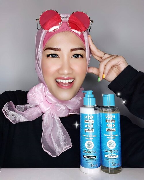 #JessMiniReview
Ada yang baru nih dari @lovebeautyandplanet_id bebs! Clean Ocean Edition 🐳 perpaduan Body Lotion dan Body Wash yang menambah good mood harimu, sumpah ini wanginya enak bangettt!
.
Love Beauty and Planet Ocean Edition Sea Salt & Bergamot ini mengandung bahan alami Balinesse Sea Salt yang kaya mineral dan dikenal dapat membantu exfoliasi kulit dengan lembut. Menjadikan kulit halus dan membersihkannya secara menyeluruh. Dengan keharuman segar Italian Bergamot, vegan, tanpa sulfate, paraben, dan pewarna buatan, produk ini aman banget dikulit, wanginnya juga awet seharian. I love it! 💦
.
Btw @lovebeautyandplanet_id dikemas dalam botol plastik daur ulang loh! Terbuat dari 100% Ocean Bound Plastic, keren kan 💙
.
.
#HTCIDXBLP
#LBPcleanoceans
#lovebeautyandplanet #smallactsoflove #bodywash #bodylotion #skincare #clozetteid #exfoliate #bergamot #seasalt #bodycare #hometesterclub