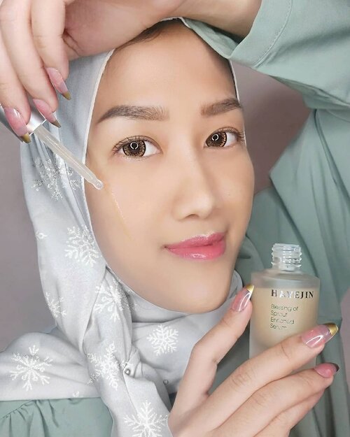 Bukan.. ini bukan foundation genks! Warnanya aja yang mirip 😋
Ini adalah Blessing of Sprout Enriched Serum by @hayejin_indonesia 💚
.
Serum water based yang dipakai artis-artis Korea‼ Punya kandungan Lotus Seed atau nama latinnya Nelumbo Nucifera Germ Extract, Botanical Sprouts, Centella Asiatica, Niacinamide, dan Adenosine. Berfungsi untuk memberi kelembaban dan menutrisi kulit secara intens, mencerahkan, juga menyamarkan garis halus tanda penuaan 🤗
.
Harus tiati sih pakainya, takut tiba-tiba berubah jadi @hyuniiiiiii_95917 glowing abisss 🤪
Swipe up di IG Storyku buat shopping, lagi ada diskon genks!
.
.
.
#hayejinindonesia #hayejinskincare #hayejin #tbsxhayejin
#skincare #clozetteid #serum #skincareaddict #skincarejunkie #skincarekorea #koreanskincare #skincareroutine #skincaretips #racunskincare #skincaretiktok