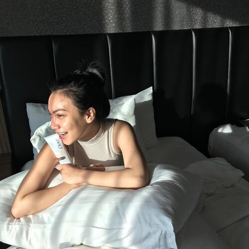 My skin is turning tanned and I love it!
.
.
Punya banyak aktivitas di luar ruangan yang intens emang ada enak dan enggaknya. Enaknya bisa jalan-jalan dan menghirup udara segar tiap harinya, tapi enggak enaknya juga banyak. Yang paling kerasa banget adalah my skin is getting tanned instantly! Apalagi kulit dasarku antara kuning dan sawo matang. Nah, kalau udah gini, aku selalu punya cara sendiri untuk merawat kulitku. Buat kamu yang punya pigmen kulit Asia dan berwarna sawo matang atau seneng tanning, glowing is a must! Kalau nggak, kulitmu akan terlihat kusam. Jadi, when i got tanned, aku selalu cuci muka pake Dove Inner Glow Facial Cleanser. Kandungan Nutrium Moisture Beauty Serum nya menampilkan cahaya alami kulit dan melembapkan hingga ke dalam pori-pori kulit.
.
.
Karena itu, hasilnya kulitku terasa lembut, adem, kenyal, dan bercahaya. Kulit tanned aku jadi terlihat glowing! I love it so much more than my own skin hehehe. Cocok banget buat kamu yang punya kulit sawo matang atau tanned 😘
.
.
#DoveIDN #wajahmuistimewa #clozetteid #clozetteidxdovewajahmuistimewa #ceritafiqdira #bloggermafia