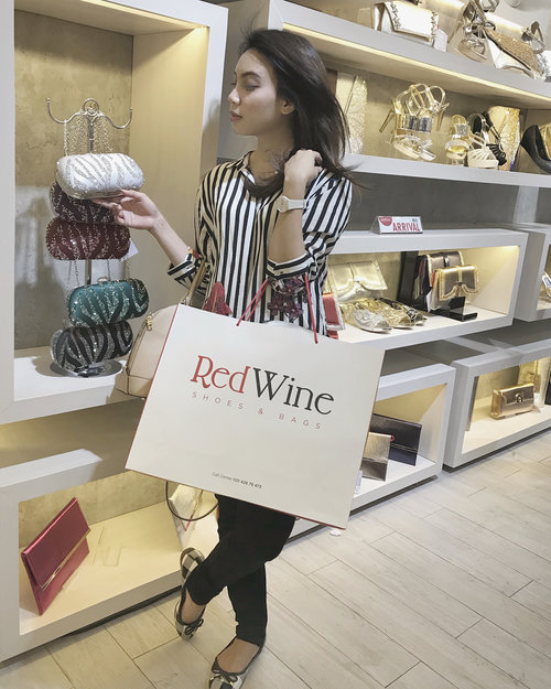 Some people say laughter is the best medicine, but i say it is cute new bag and new shoes.
.
.
Attended Grand Launching Opening @redwineshoes on this day. And go get many vouchers and discount for each purchased items.
.
.
#redwineshoes #clozetteid #clozetteidreview #redwinexclozetteidreview #influencer #lifestyleinfluencer #lifestyleblogger #ceritafiqdira #shoes #bag #lifestyle #grandopening #grandlaunching