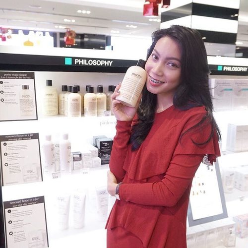 I'm so happy to try a new one, award winning 3in1 face and eye cleanser from @philosophyindonesia, called Purity. I found my face brighter with chewy cheeks! You can get this at any @sephoraidn's stores 😉
.
.
#sephoraidnxphilosophy #sephora #sephoraidnbeautyinfluencer #beautyinfluencer #clozetteid