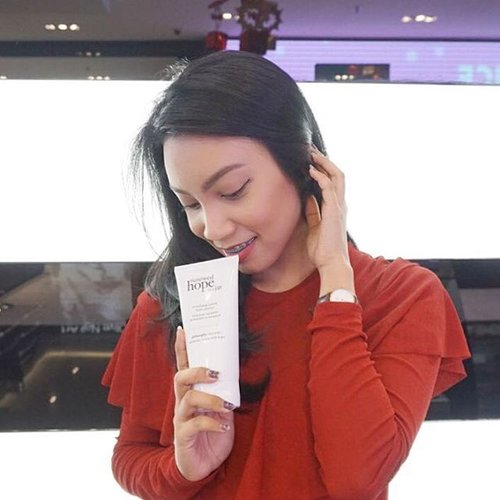 Renewed hope in a jar from @philosophyindonesia! Once you open it, you immediately compromise the stability of the anti-aging superstars it contains. You can visualize their benefits disappearing like puff of air each time you open up that lid! ☺️☺️☺️
.
.
#sephoraidnxphilosophy #sephora #beautyinfluencer #sephoraidnbeautyinfluencer #philosophyskincare #clozetteid #skincare